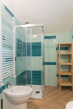 Dusche, Haartrockner, Bidet, Handtücher