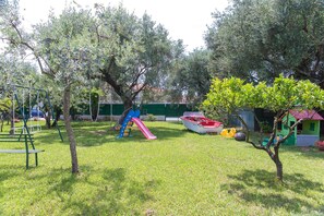 giardino con parco giochi