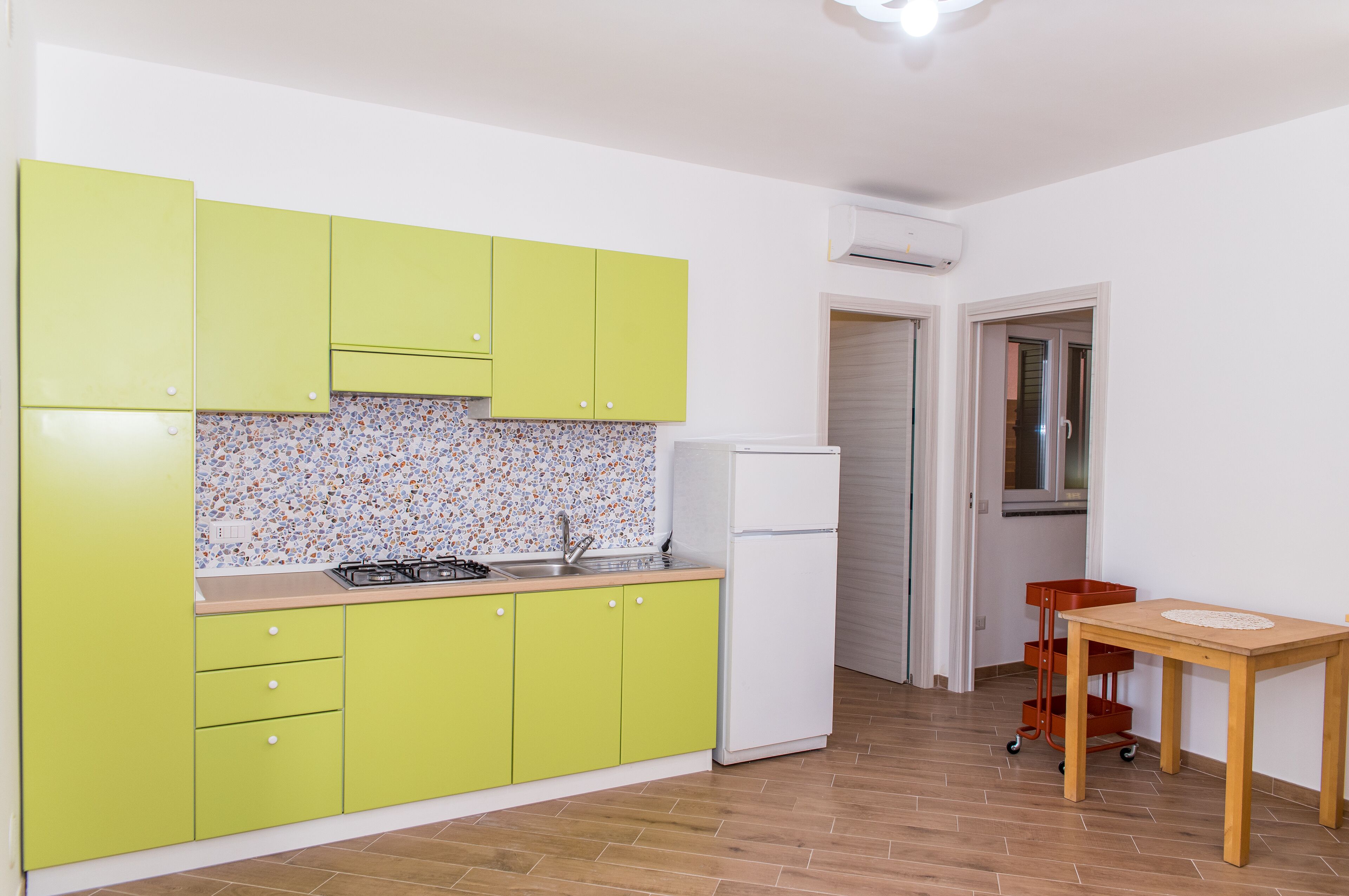 Kjøleskap, kokeplater, kaffetrakter/tekoker og vannkoker