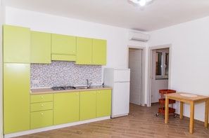 Refrigerador, parrilla de estufa, cafetera y tetera y tetera eléctrica 