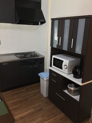 Apartemen Standar, Beberapa Tempat Tidur, Bebas Asap Rokok | Dapur kecil pribadi | Lemari es, microwave, kompor, dan penanak nasi