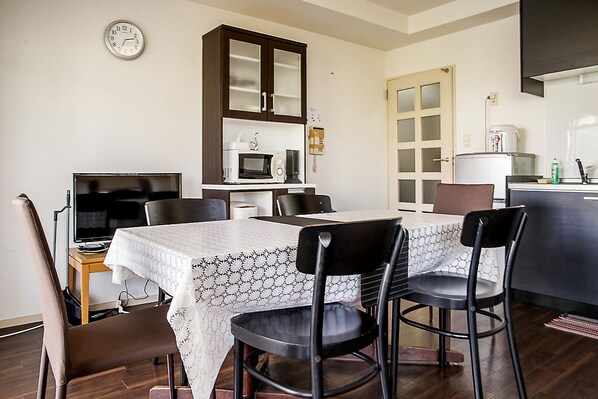 Standard Apartment, Multiple Beds, Non Smoking | In-room dining