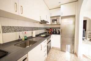 Een koelkast, een magnetron, een oven, een kookplaat