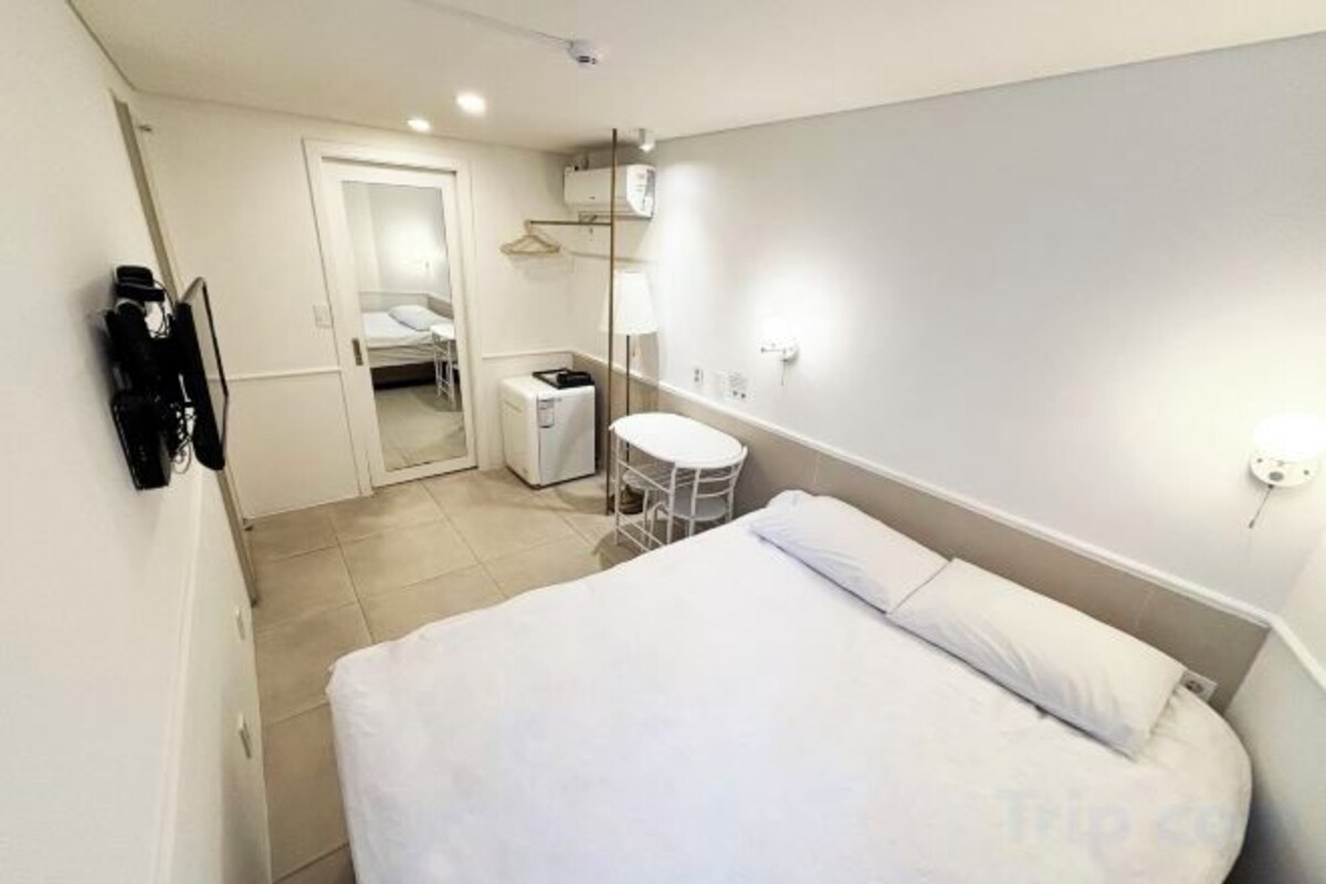 1 bedroom, premium bedding, down duvets, free WiFi