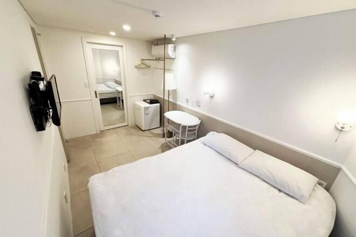 1 bedroom, premium bedding, down comforters, WiFi (free)