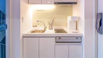 Refrigerador, placa de cocina, utensilios de cocina