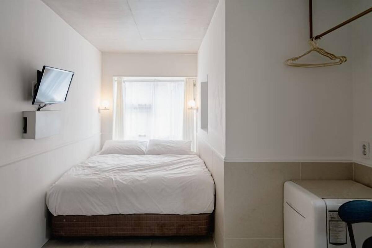 1 bedroom, premium bedding, down comforters, WiFi (free)