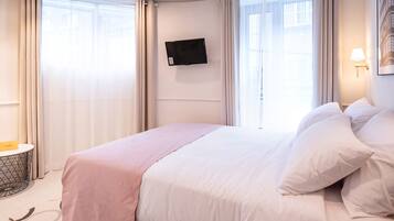 1 bedroom, premium bedding, down comforters, free WiFi