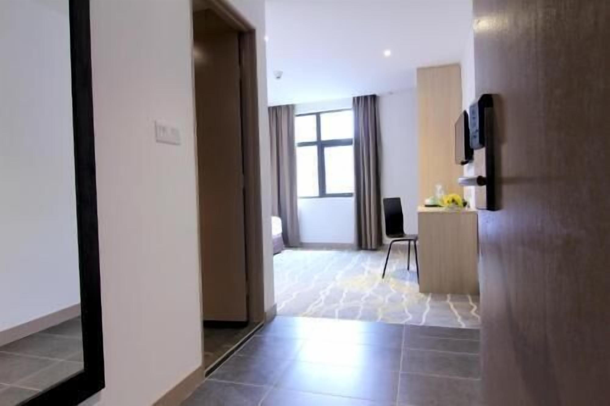 Espacio para trabajar con un portátil, wifi gratis, ropa de cama