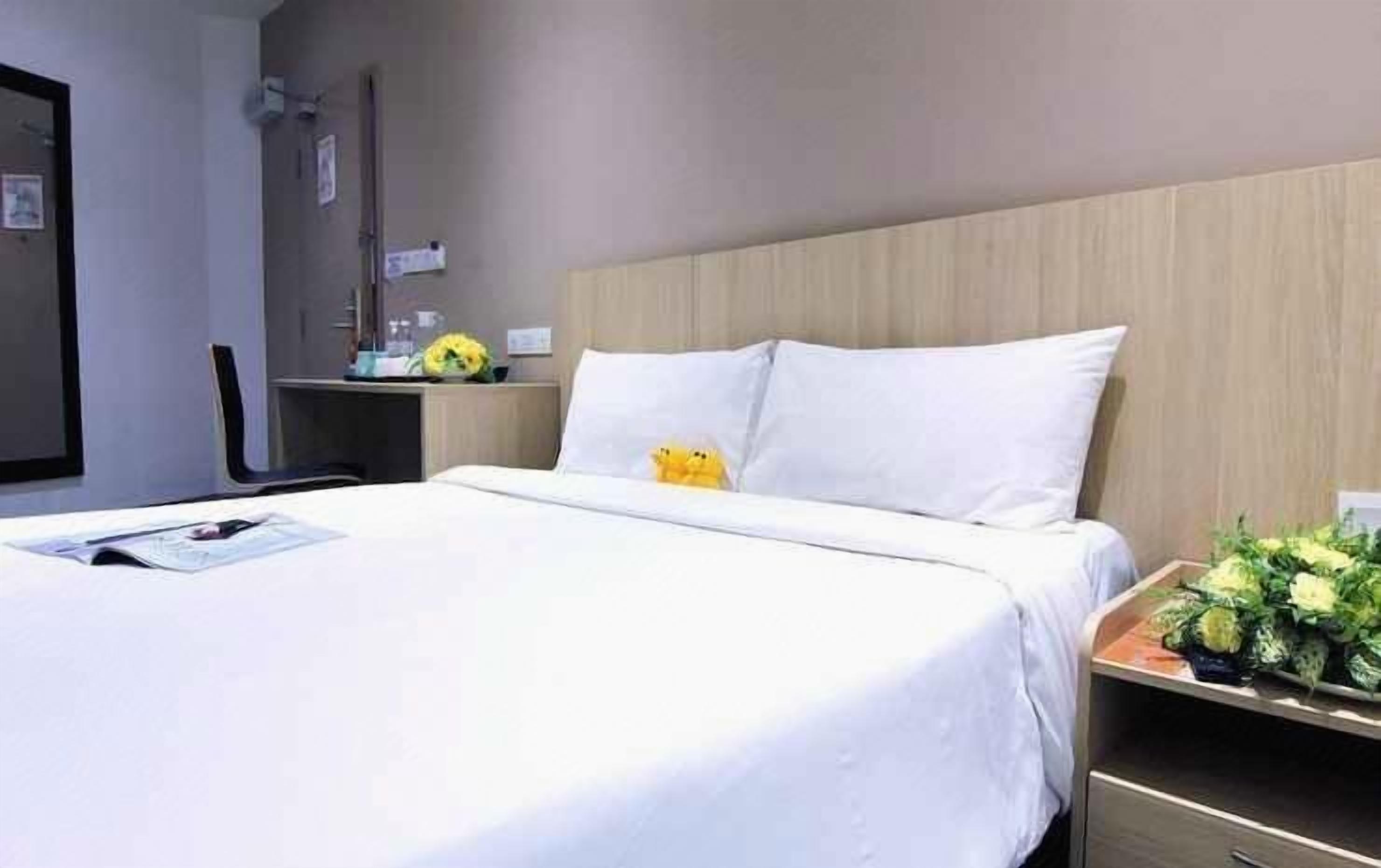 Espacio para trabajar con laptop, wifi gratis y ropa de cama 