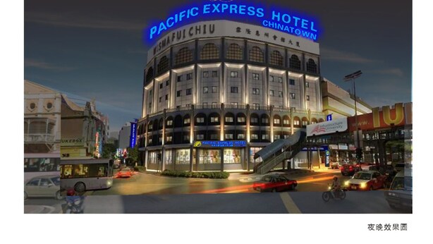 L'Hotel Pacific Express a Chinatown, con un cartello ben visibile, una scalinata centrale e vista sulla strada con veicoli.