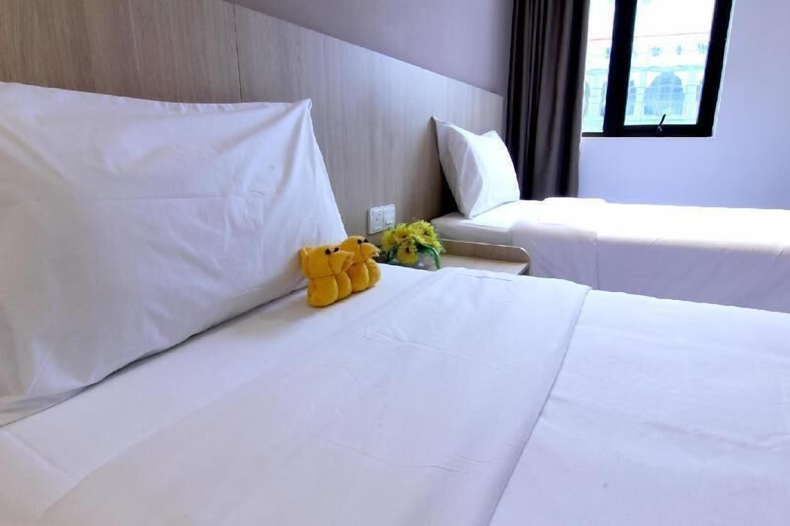 ノートパソコン用作業スペース、WiFi (無料)、ベッドシーツ