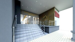 Una scala conduce all'Hotel Pacific Express nel quartiere cinese, caratterizzato da un design moderno e segnaletica chiara.