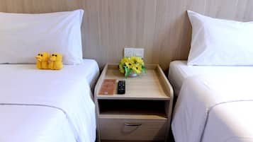 Phòng Superior (Twin) | Khu vực làm việc phù hợp cho laptop