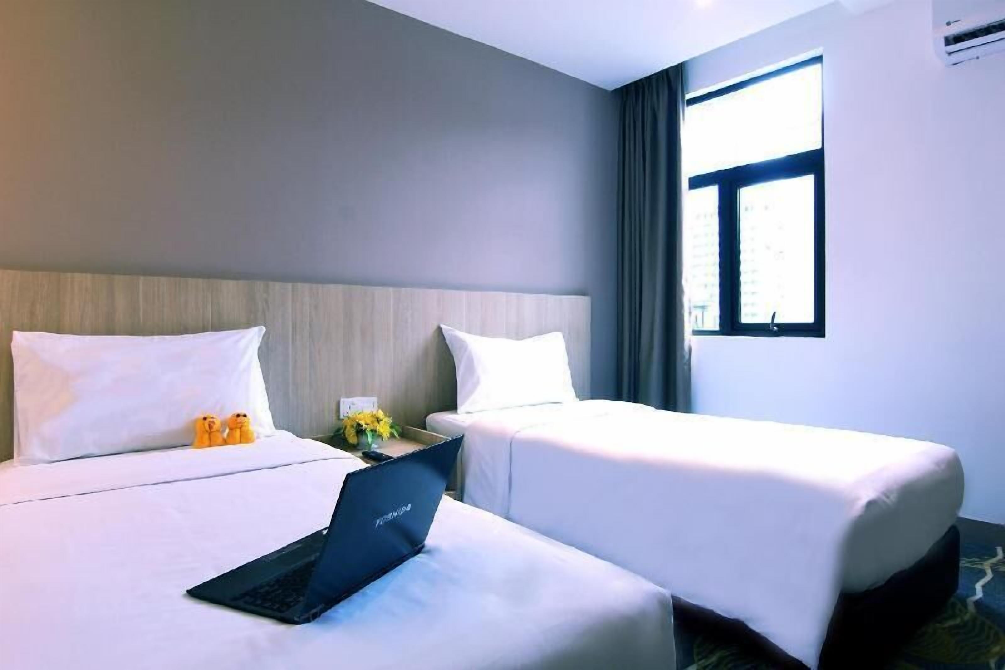 ノートパソコン用作業スペース、WiFi (無料)、ベッドシーツ