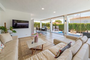 Smart TV, fireplace, stereo, offices