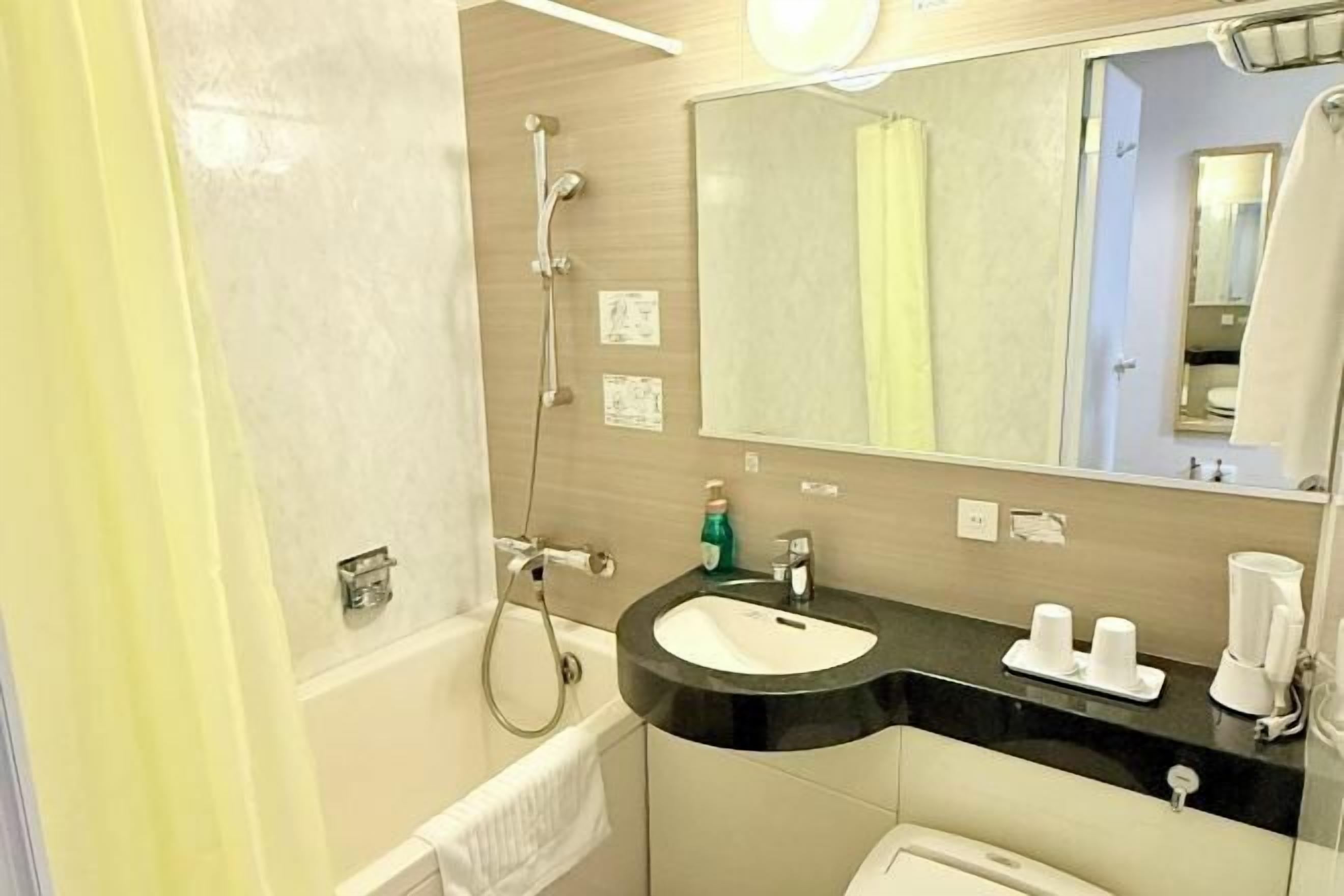 浴室 | 淋浴/盆浴组合、深泡浴缸、免费洗浴用品、吹风机