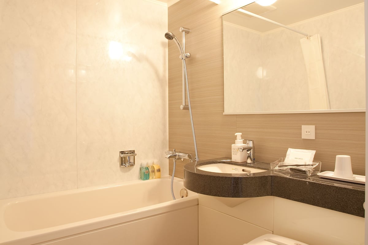 combined shower/bathtub, deep-soaking bathtub, free toiletries