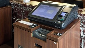 Luokittelematon kuva, 5 kautta 67, painike
