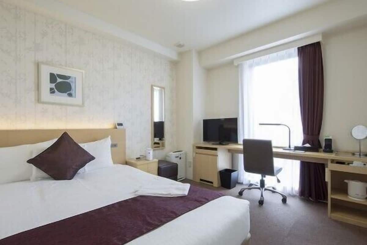 Minibar, bureau, système d’insonorisation, fer et planche à repasser