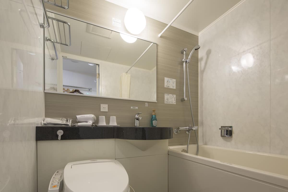 combined shower/bathtub, deep-soaking bathtub, free toiletries