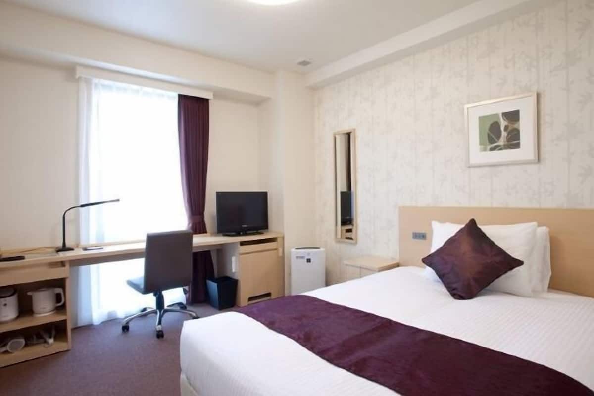 Minibar, desk, soundproofing, iron/ironing board