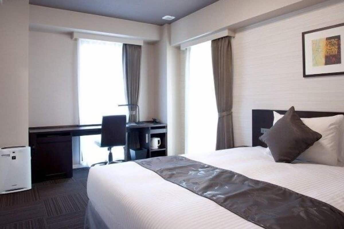Minibar, desk, soundproofing, iron/ironing board