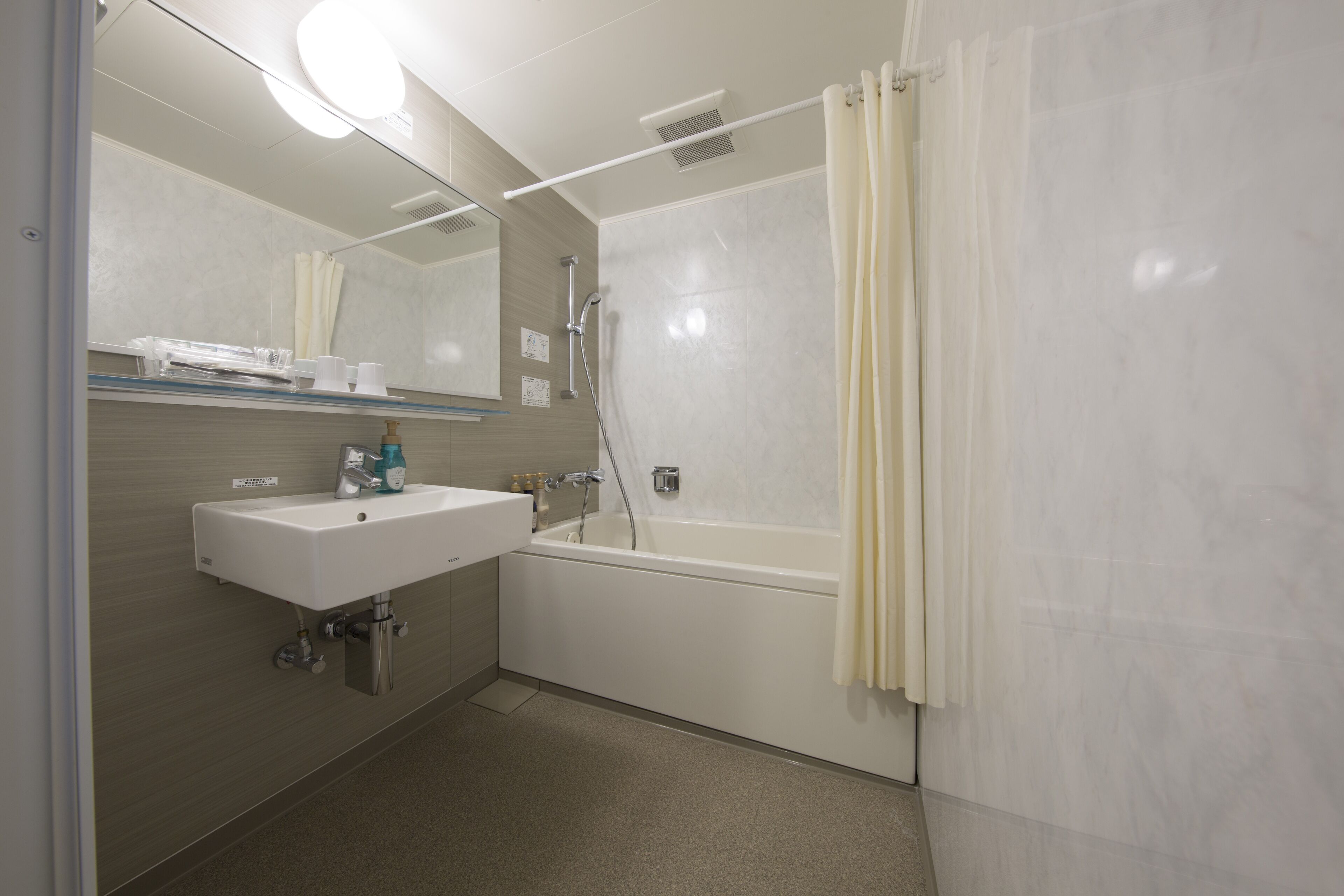 combined shower/bathtub, deep-soaking bathtub, free toiletries