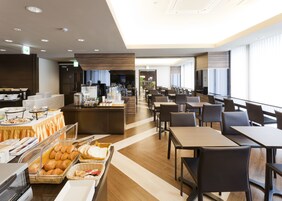 Desayuno buffet diario (JPY 1200 por persona)