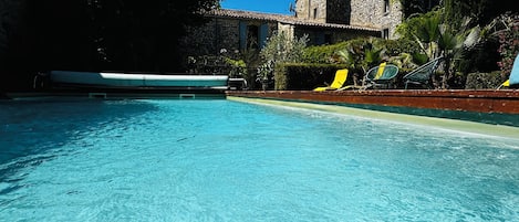 Una piscina climatizada, sillones reclinables de piscina