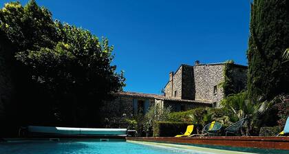 Calme et repos dans un petit village entre mer et montagne avec piscine chauffée