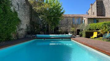 Una piscina climatizada, tumbonas