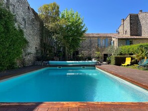 Beheizter Pool, Liegestühle