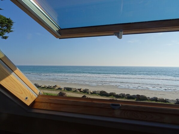 A view from a window overlooking a beach with the ocean and a clear sky. - Beach House ! idyllic setting for your holidays (Île-Tudy)