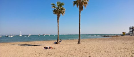 En la playa y toallas de playa