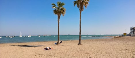 På stranden och strandhanddukar