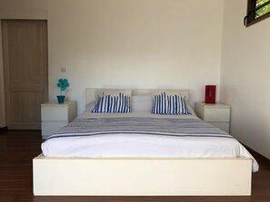 3 Schlafzimmer, Schreibtisch, Bügeleisen/Bügelbrett, WLAN