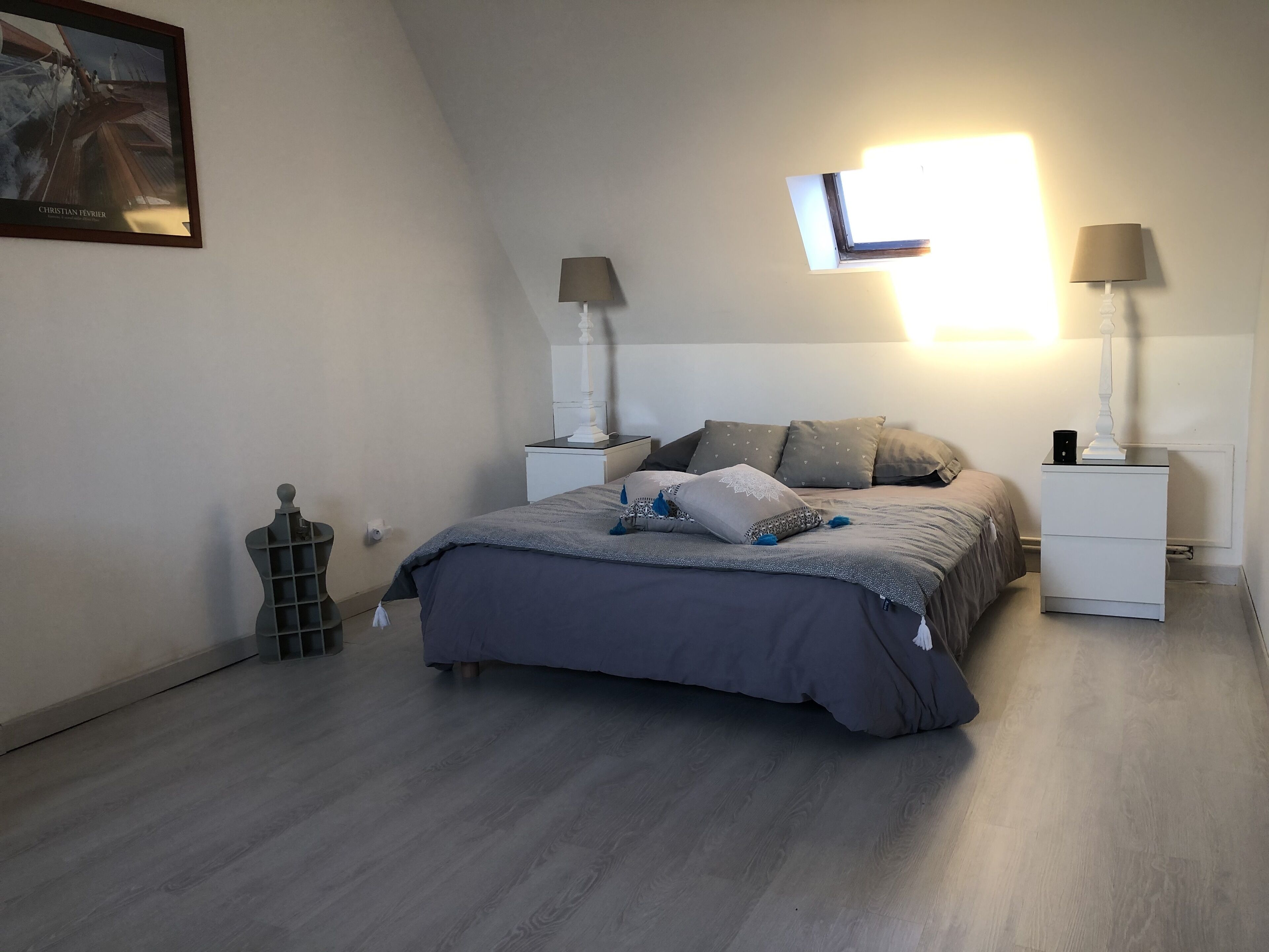 3 soverom, skrivebord, strykejern/-brett og reiseseng for barn
