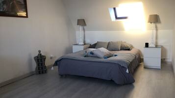 3 soverom, skrivebord, strykejern/-brett og reiseseng for barn