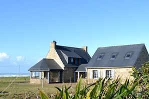 Exterior - Fishing house in front of the sea. (Plovan)