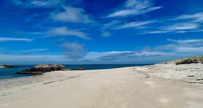 Maison de pĂȘcheur face Ă la mer