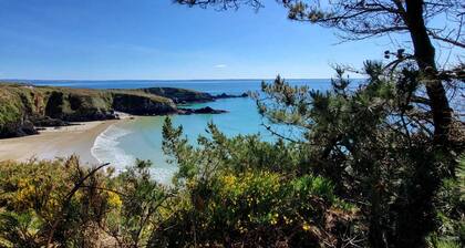 Maison de pĂȘcheur face Ă la mer