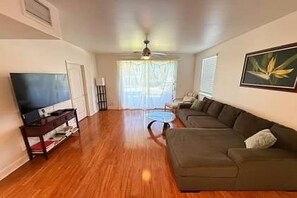 Téléviseur connecté, lecteur de DVD, livres, sélection de musique