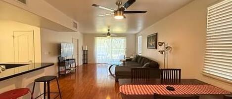 TV connectée, lecteur de DVD, livres, médiathèque