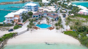 Une propriété située en bord de mer, dotée d’une piscine, de plusieurs bâtiments et d’un quai.