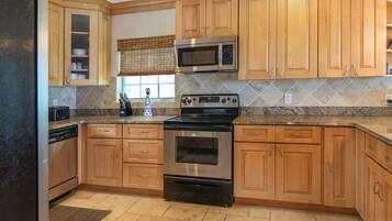 KĂŒhlschrank, Mikrowelle, Ofen, Herdplatte