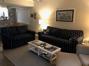 Een televisie en een dvd-speler