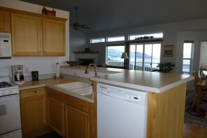 Fridge, microwave, oven, stovetop - Great Views, Quiet Neighborhood, Comfortable Living! Spacious. (Cedar City)