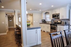 Fridge, microwave, oven, stovetop - Magnificent Pool/Jac Home: 2 EnSuites, Walk2Disney (Anaheim)