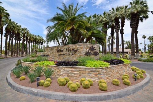 Wonderful Lakeside and golf course view!!  No taxes for 28 night stay or longer.